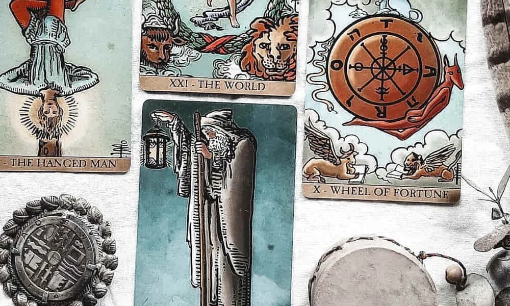 Czy karty tarota są niebezpieczne? Odkryj ukryte ryzyka i zagrożenia