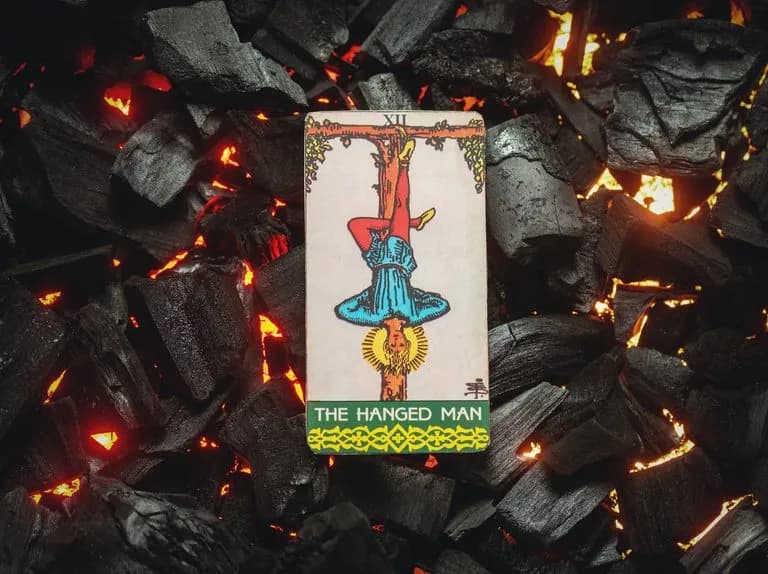 Co oznacza wisielec w tarocie? Zrozumienie jego głębokiej symboliki
