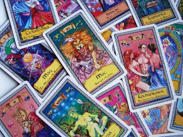 Jak odczytywać karty tarota: proste techniki i interpretacje dla każdego