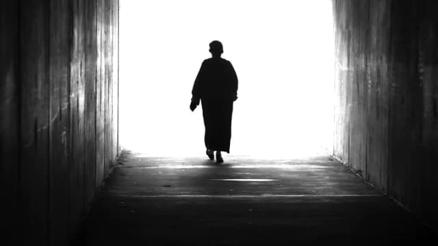 Reinkarnacja samobójcy: prawda o duszy i karmicznych konsekwencjach